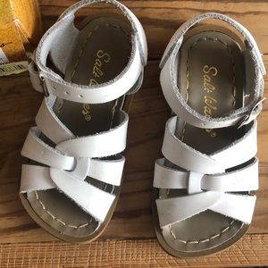 Saltwater sandals size 7, great condition